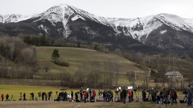 Hunderte Journalisten warten auf Informationen zum Germanwings-Unglück.