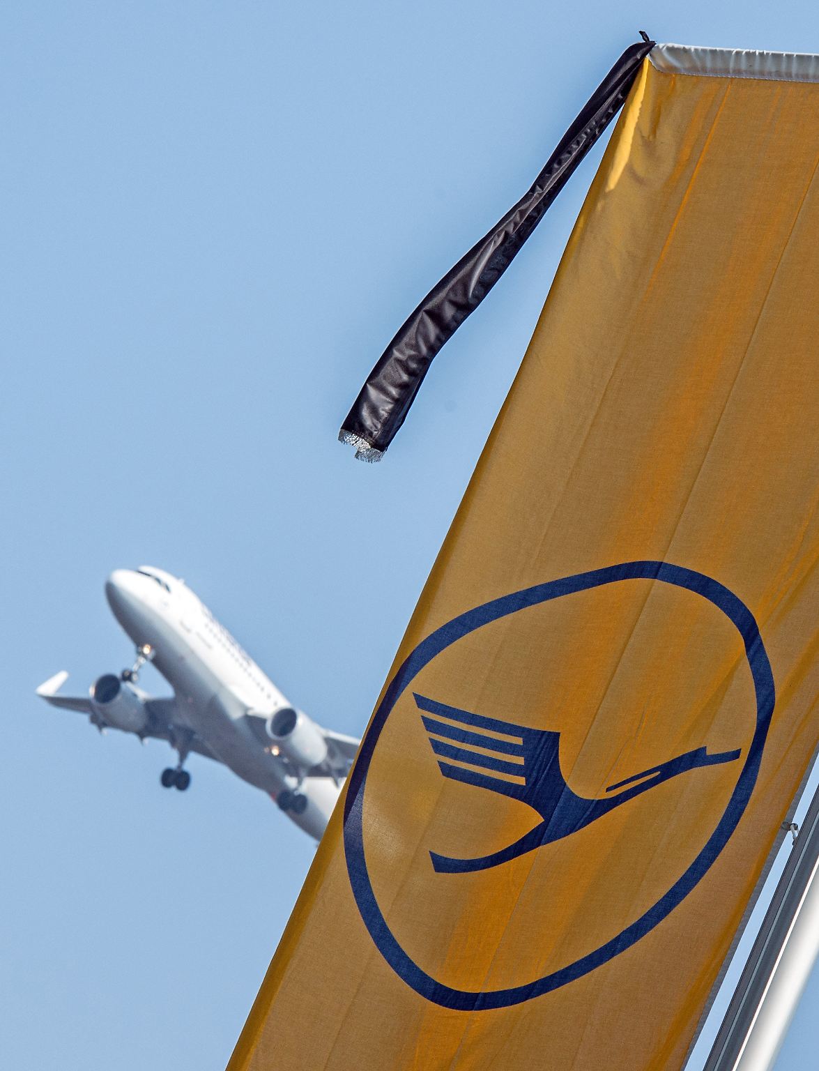 Die Lufthansa trägt Trauerflor, ...
