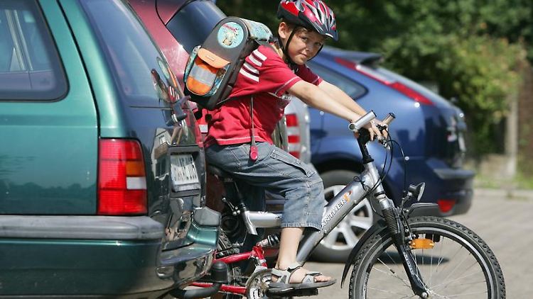 Zu schnell, zu rücksichtslos: Oft hätten sie Angst, von den Autofahrern übersehen zu werden, sagten viele der befragten Kinder.