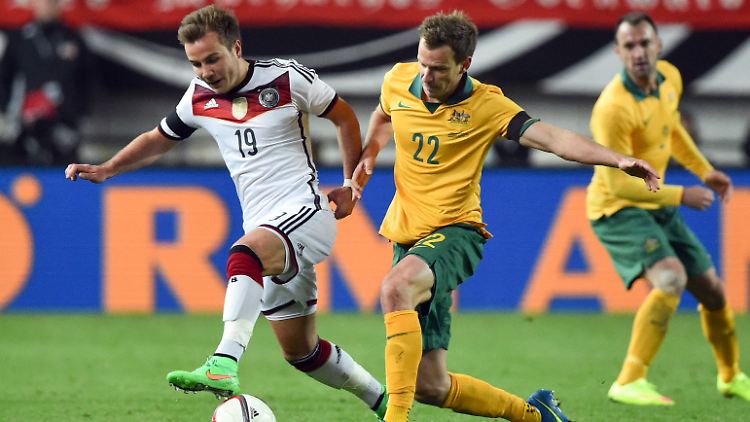 Länderspiel im Fritz-Walter-Stadion in Kaiserslautern: Deutschlands Mario Götze (in giftgrünen Schuhen) und Australiens Alex Wilkinson kämpfen um den Ball.