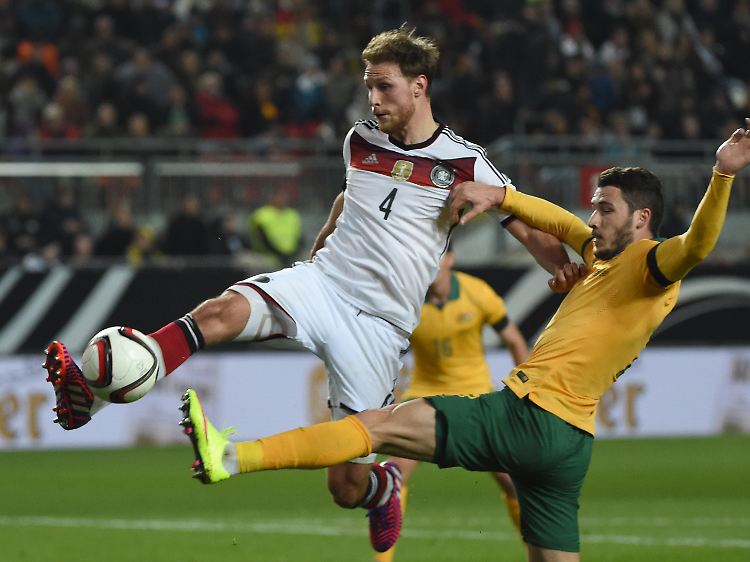 Benedikt Höwedes (l.) erreicht in dieser Szene den Ball vor James Troisi.
