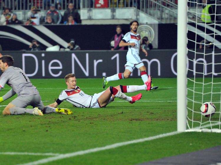 An Australiens Torwart Mathew Ryan vorbei: Marco Reus (M.) besorgt das 1:0.