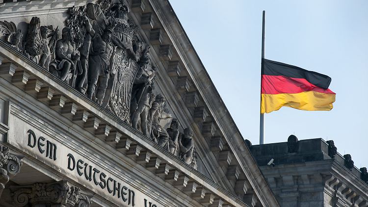 Die Flaggen auf dem Reichstag stehen - wie alle Flaggen an öffentlichen Gebäuden in Deutschland - bis Freitag auf halbmast.