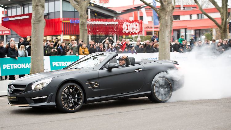 Der SL 65 AMG Black Series, mit 6,0-Liter-V12-Biturbo und 630 PS, gehört zu Lewis Hamiltons privaten Fuhrpark. Auf dem Bild fährt Hamilton einen SL 63 AMG mit einem V8.