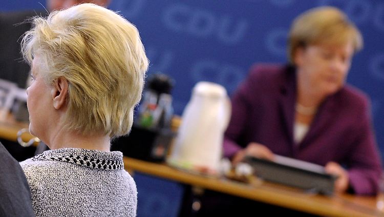 CDU-Vorstandssitzung: Steinbach (l) in Sichtweite von Parteichefin Merkel.