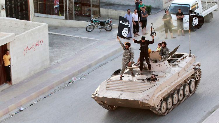 "Tauhid Germany" unterstützt die Aktivitäten der Terrormiliz Islamischer Staat (IS) (im Bild IS-Kämpfer im syrischen Raqqa).