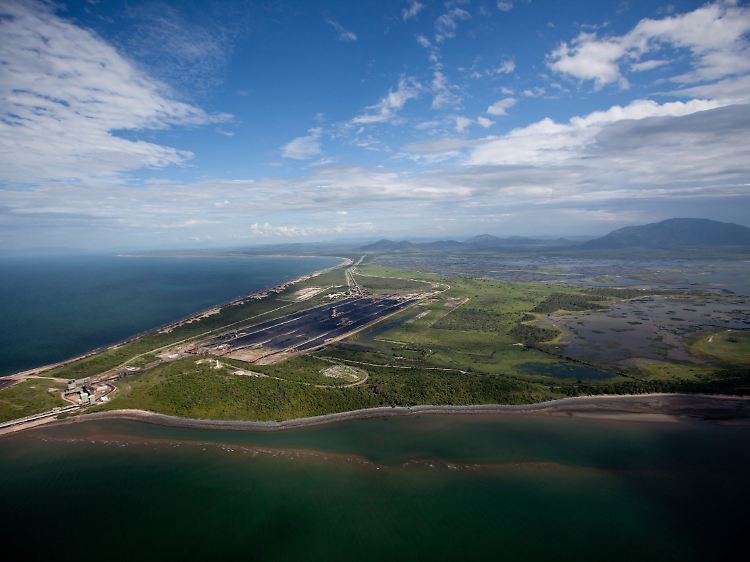 Greenpeace-Aufnahme von Abbot Point, einem Kohlehafen in Queensland. Er liegt unmittelbar am Korallenmeer und soll ausgebaut werden. Umwelt- und Naturschutzverbände befürchten dadurch eine erhebliche Schädigung des Great Barrier Reefs.