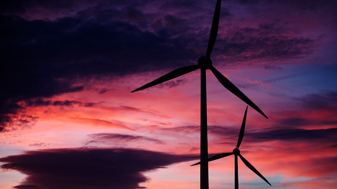 Der Umbau auf erneuerbare Energie kostet die Konzerne viel Geld.