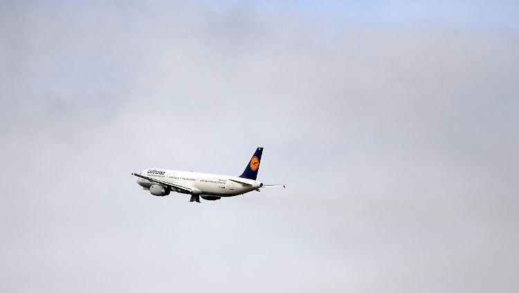 Am Morgen startete eine Sondermaschine der Lufthansa mit Angehörigen der Absturzopfer an Bord in Richtung Marseille.