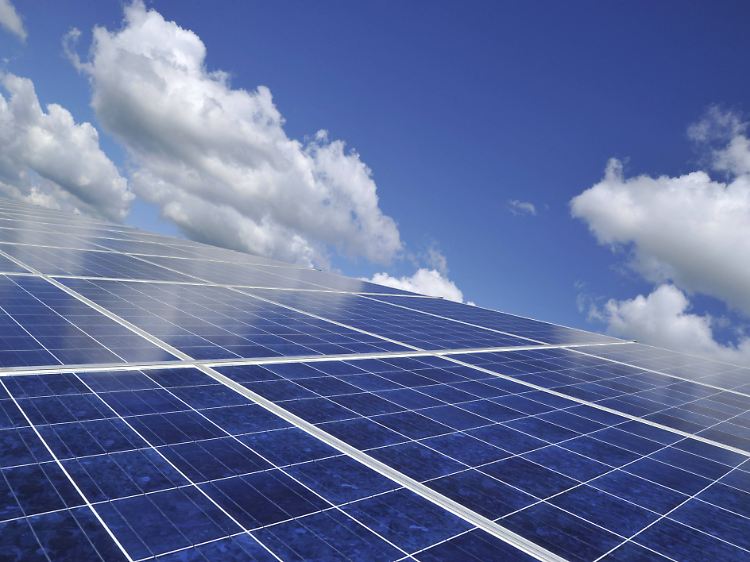 Auf eine Photovoltaikanlage sollte kein Schatten fallen können. Wird schon eine kleine Stelle bedeckt, stellen ganze Bereiche die Stromproduktion ein.