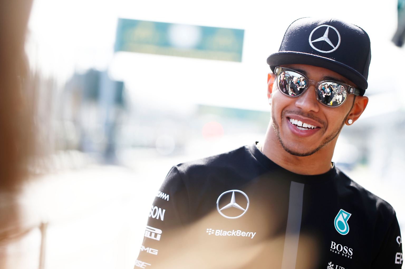 Formel-1-Weltmeister Lewis Hamilton ist ein echter Autonarr. Dienstlich fährt er zwar einen Silberpfeil aus Stuttgart. Privat hat sich der Mercedes-Pilot noch einige andere PS-lastige Sahneschnittchen in die Garage gestellt. 