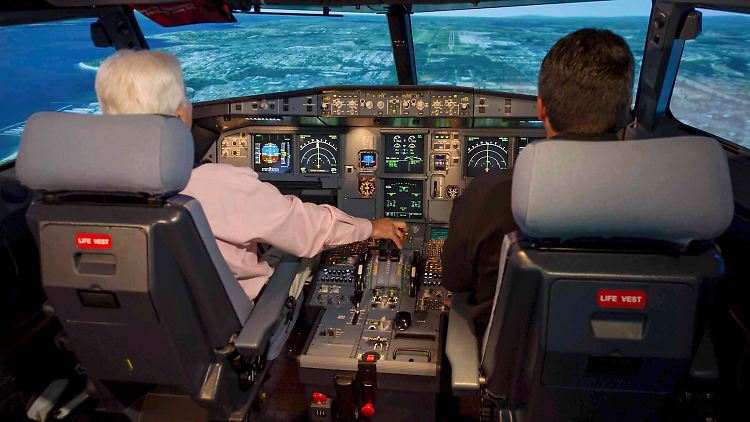 Im Cockpit verlassen sich Pilot und Co-Pilot blind aufeinander.