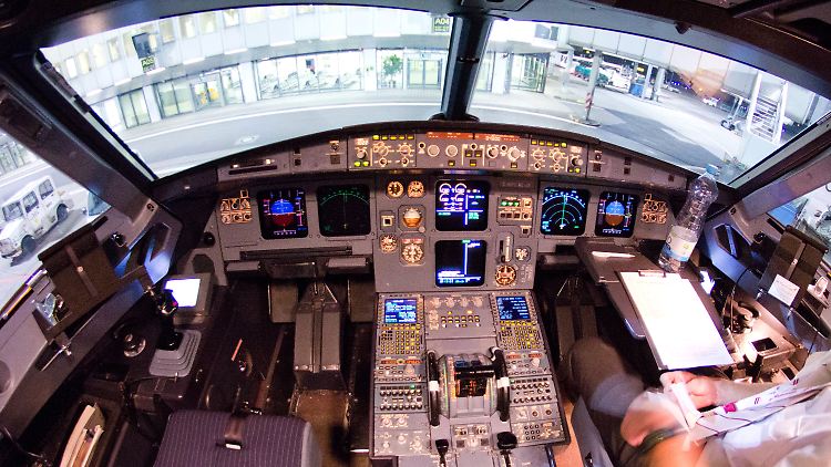 Blick in das Cockpit des verunglückten Airbus A320 mit der Kennung D-AIPX der Fluggesellschaft Germanwings. Das Bild entstand am 22.03.2015 auf dem Flughafen in Düsseldorf nach einem der letzten Flüge vor dem Absturz der Maschine in Frankreich.