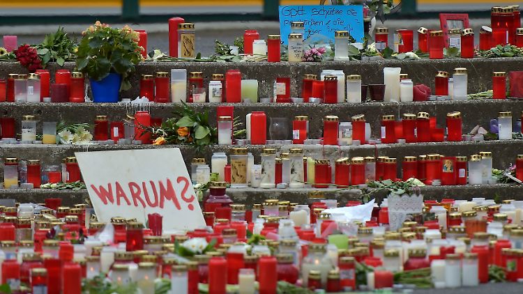 Vor dem Joseph-König-Gymnasium gedenken Mitschüler und Freunde der Opfer.
