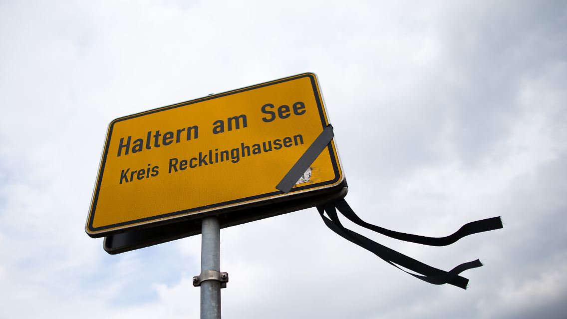 In der nordrhein-westfälischen Kleinstadt trauern Familien und Freunde um 16 Schüler und zwei Lehrerinnen, die von einem fröhlichen Spanienaustausch nicht lebend zurückgekommen sind.