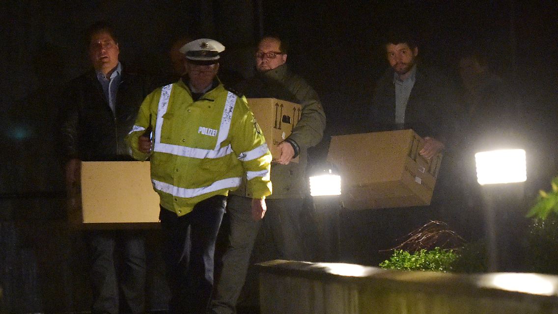 Beamte tragen Kartons aus der Düsseldorfer Wohnung von Andreas Lubitz.