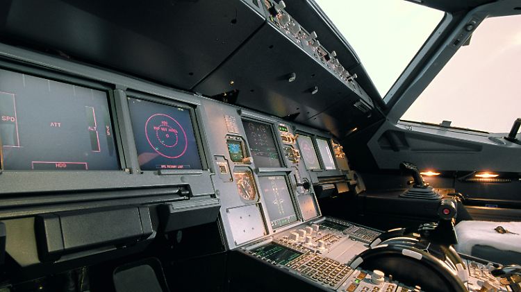"Zu der Sicherheitsausrüstung eines A320 gehört auch eine Axt": Blick ins Cockpit einer A320 (Archivbild).