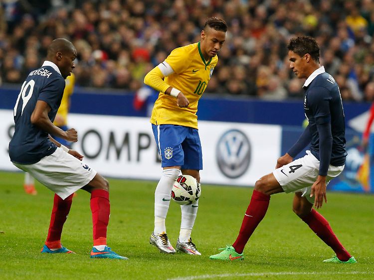 Brasiliens Superstar Neymar (m.) erzielte gegen Frankriech seinen bereits achten Treffer nach der WM-Enttäuschung im eigenen Land.