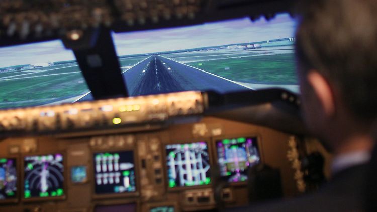 Piloten lernen heutzutage an modernsten Flugsimulatoren. Teil der Ausbildung sind auch psychologische Tests.