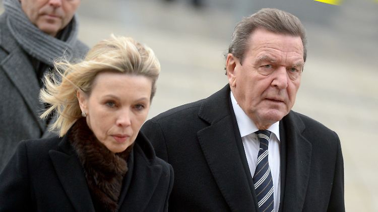 Das Ehepaar Schröder bei einem der letzten gemeinsamen Termine im Dezember 2014, der Beerdigung des früheren niedersächsischen Ministerpräsidenten Ernst Albrecht.