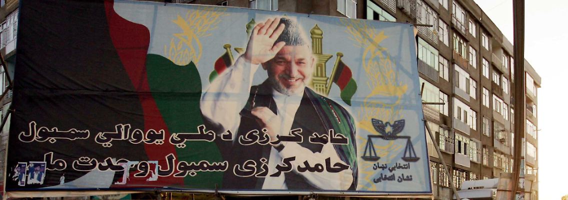 Afghanistans Präsident Karsai grüßt von einem Wahlplakat.