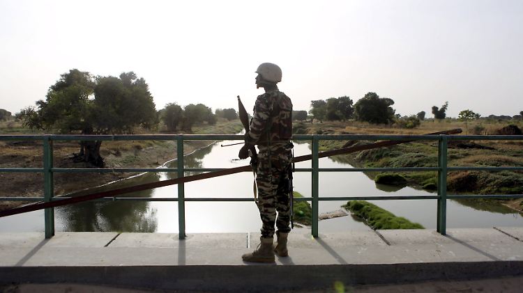 Ein Soldat auf einer Brücke des Komodougou Yobe, der Niger von Nigeria trennt.