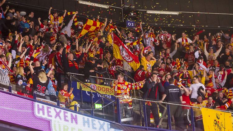 Überraschungsteam der Saison: Die Fans der Düsseldorfer EG feiern ihre Mannschaft.