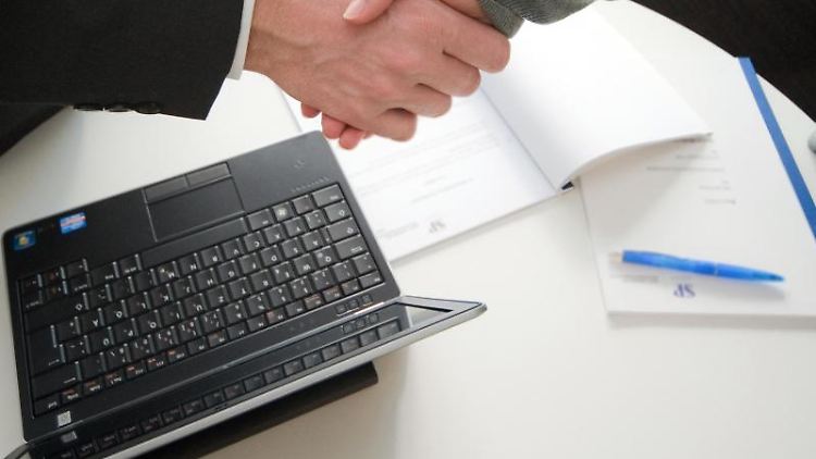 Kunden sollten dem Finanzberater nicht blind vertrauen.