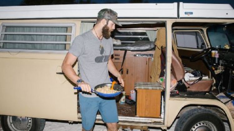 Beim Training steht Norris´ Bus neben den Luxus-Wagen seiner Kollegen.