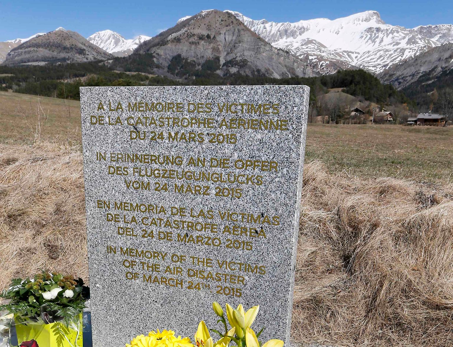 Es ist eine unscheinbare Steinplatte, die vor dem Bergmassiv aufgestellt wurde, in dem Flug 4U9525 zerschellte. Doch diese Stele bedeutet für Hinterbliebene des Absturzes viel. 