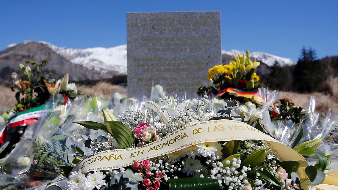 2015-03-27T151253Z_957039493_PM1EB3R18YL01_RTRMADP_3_FRANCE-CRASH.JPG7784688679438261744.jpg