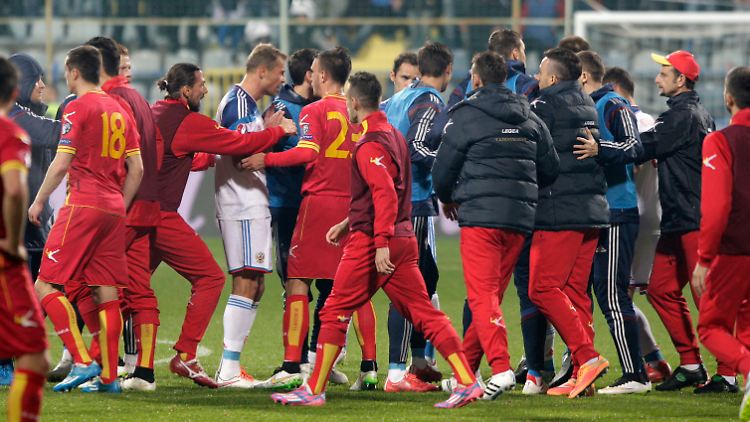 Chaos-Spiel in Podgorica: In der Gruppe G der laufenden EM-Qualifikation geraten die Teams aus Russland und Montenegro aneinander.