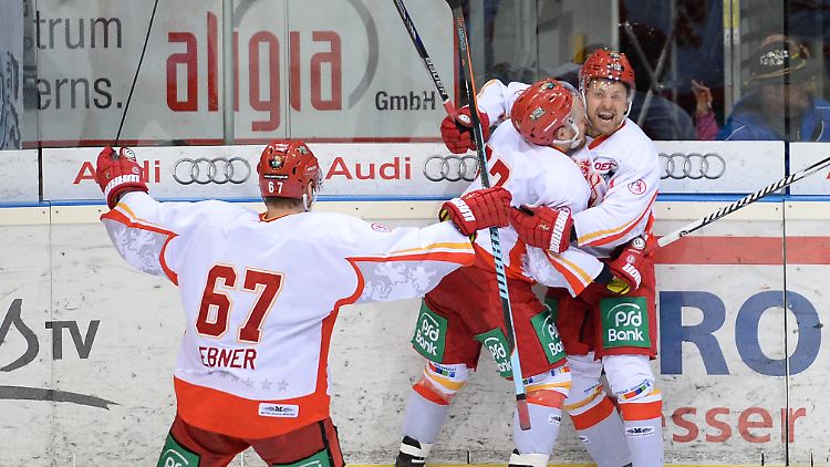 Jubel in der Saturn Arena in Ingolstadt: 
die Düsseldorfer Bernhard Ebner, Daniel Kreutzer und Torschütze Kristopher Sparre (r.) feiern den 2:1-Siegtreffer in der Verlängerung.