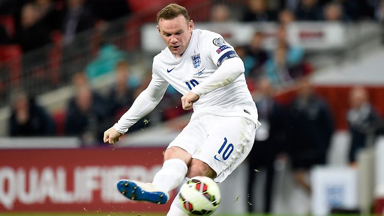 Gleich nach der sechsten Spielminute zieht Wayme Rooney durch.