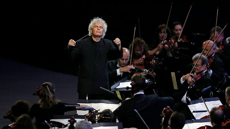 Harmonie im Geiste: Sir Simon Rattle inmitten seines "All-Star-Teams", den Berliner Phliharmonikern. 