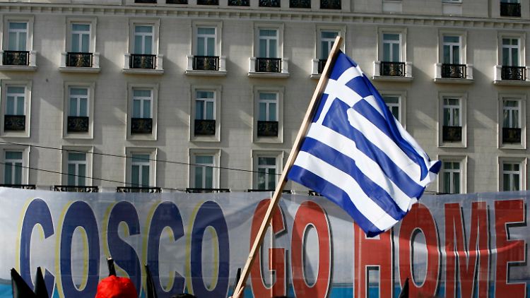 Im Zuge der Finanzkrise wurde die Hälfte des Hafens im Jahr 2009 unter Protest für 35 Jahre an Cosco verpachtet.