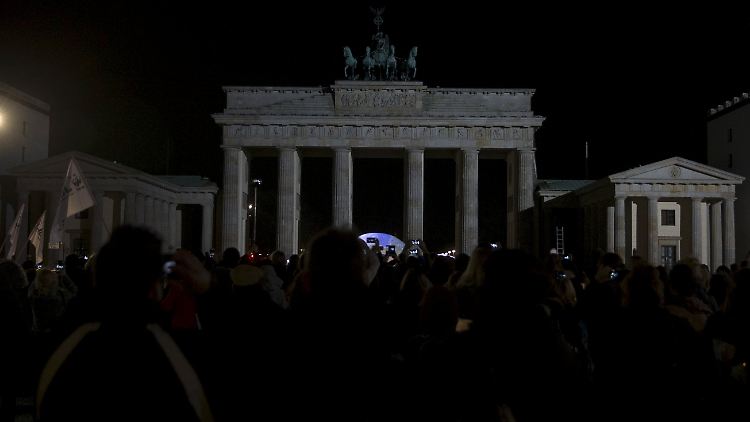 So sieht man das Brandenburger Tor selten.