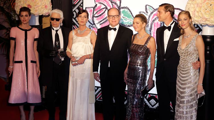 Die monegassische Fürstenfamilie und der Modezar posieren beim Rosenball.