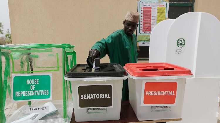 In Nigeria werden das Parlament und der Präsident gleichzeitig gewählt.