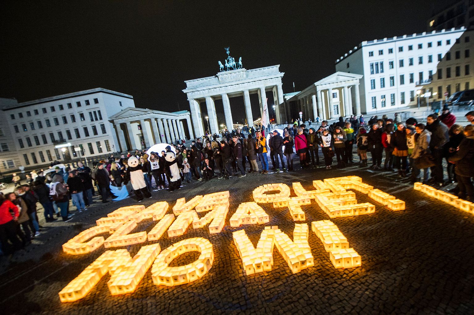 "Save our climate! Now!" (Rettet unser Klima! Jetzt!), heißt es - aus Kerzen geformt - vor dem Brandenburger Tor in Berlin. 