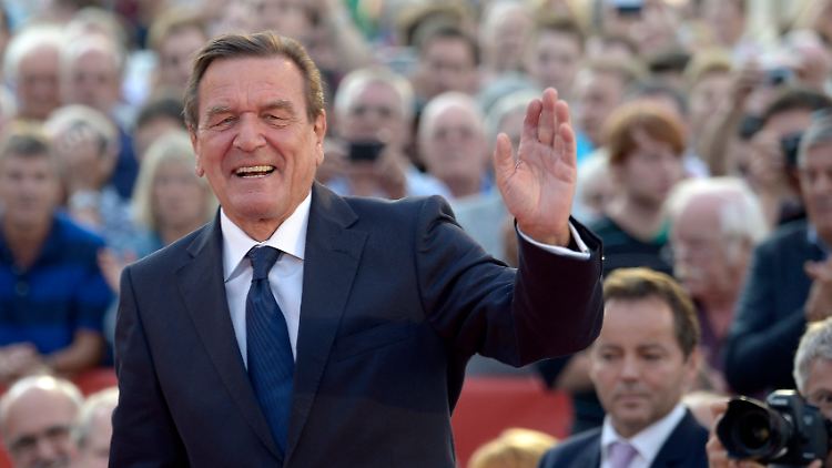 Von 1998 bis 2005 war Gerhard Schröder Bundeskanzler, nun sitzt er im Aufsichtsrat der Nord Stream AG.