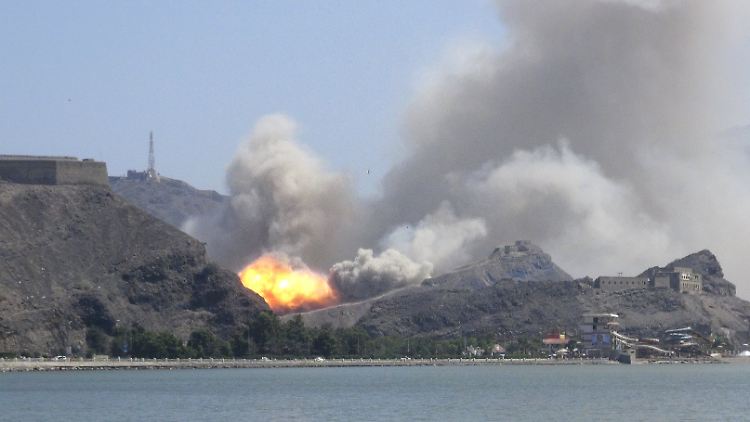 Eine Explosion erschüttert ein Munitionslager im Hafen von Aden: Ob ein Luftschlag oder Huthi-Rebellen dafür verantwortlich sind, ist unklar.