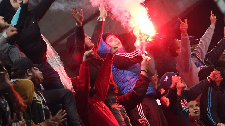 Die Fans schmuggelten Dutzende Feuerwerkskörper ins Stadion.