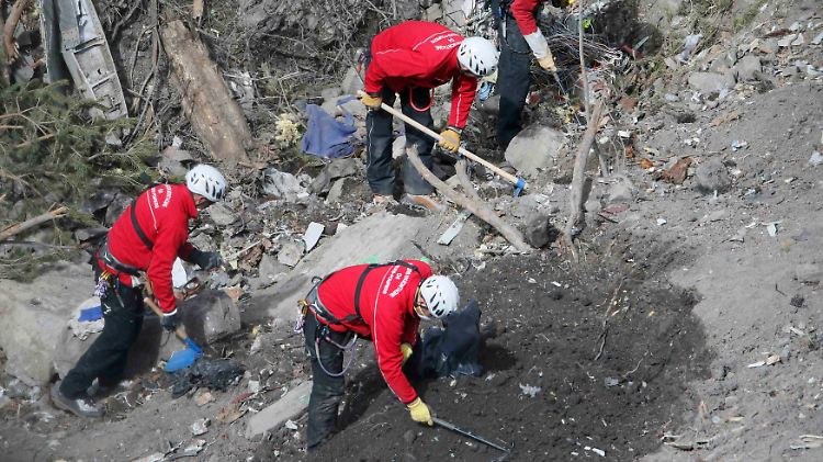 Mit vereinten Kräften suchen die Einsatzteams den zweiten Flugschreiber.