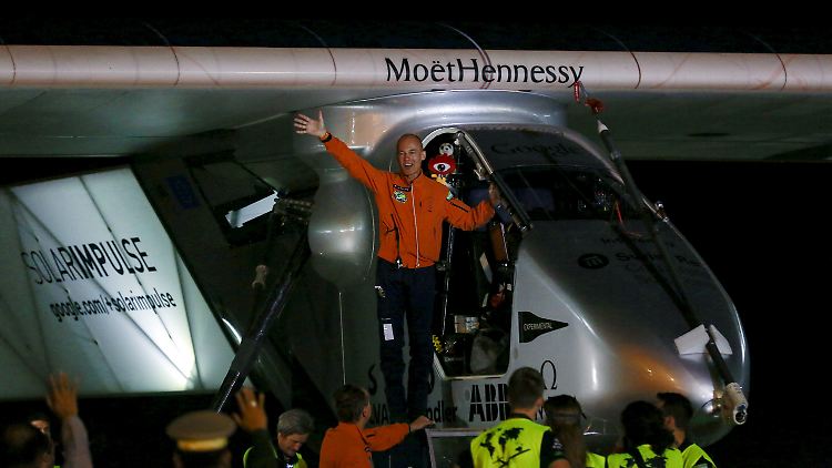 Bertrand Piccard fliegt in seinem solarbetriebenen Einsitzer nach China.