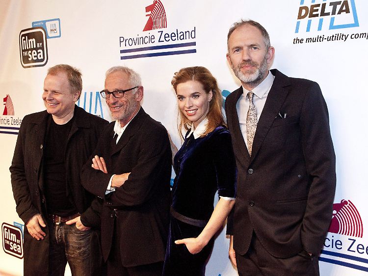 Regisseur Anton Corbijn (r), mit Herbert Grönemeyer, dem belgischen Filmbösewicht Johan Leysen und Thekla Reuten.
