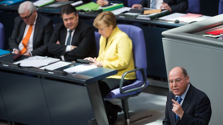 Gregor Gysi wirft der SPD um Sigmar Gabriel und Frank-Walter Steinmeier (v.l) vor, sich mit der Rolle als "Vizekanzlerpartei" unter Kanzlerin Merkel augenscheinlich abgefunden zu haben.