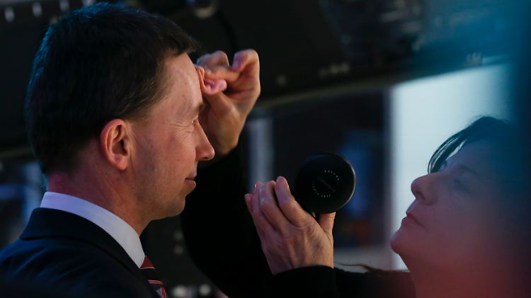 Nach der Bürgerschaftswahl in Hamburg am 15. Februar bereitet Bernd Lucke sich auf einen TV-Auftritt vor.