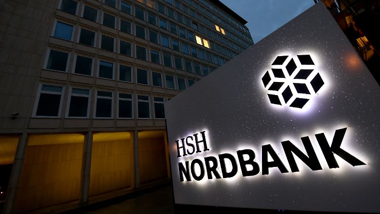 Die HSH-Nordbank in der Dämmerung.