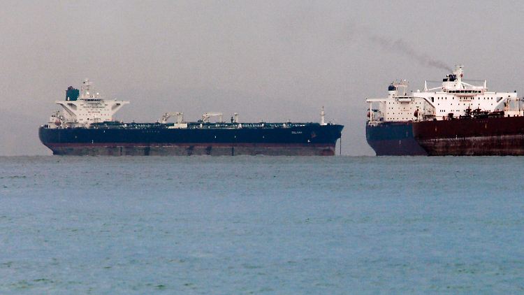 Iranische Rohöl-Supertanker ankern vor der Küste Singapurs - 13 dieser Schiffe sollen derzeit im Persischen Golf als schwimmende Öl-Lager dienen.